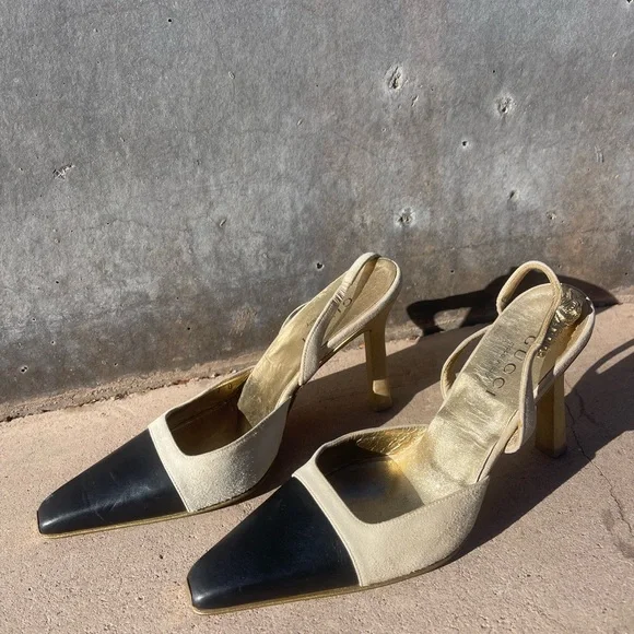 Gucci Low Heel. Gold Tiger Ankle Strap Accent. Square toe. Cream & black